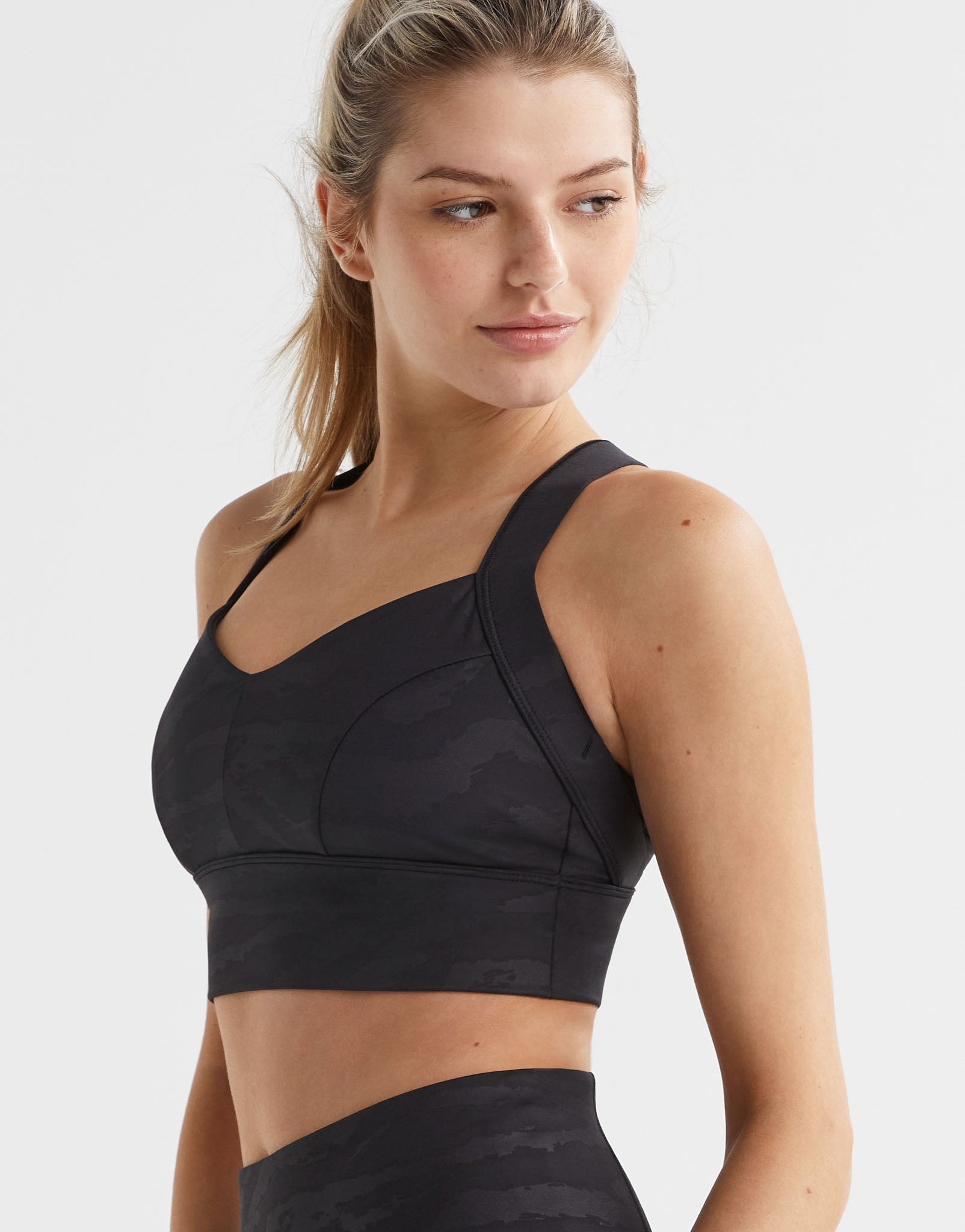 Lilybod-Amber-2X-Sports-Bra-Black-Tiger-Print-LC25-TB-4-NEW.jpeg
