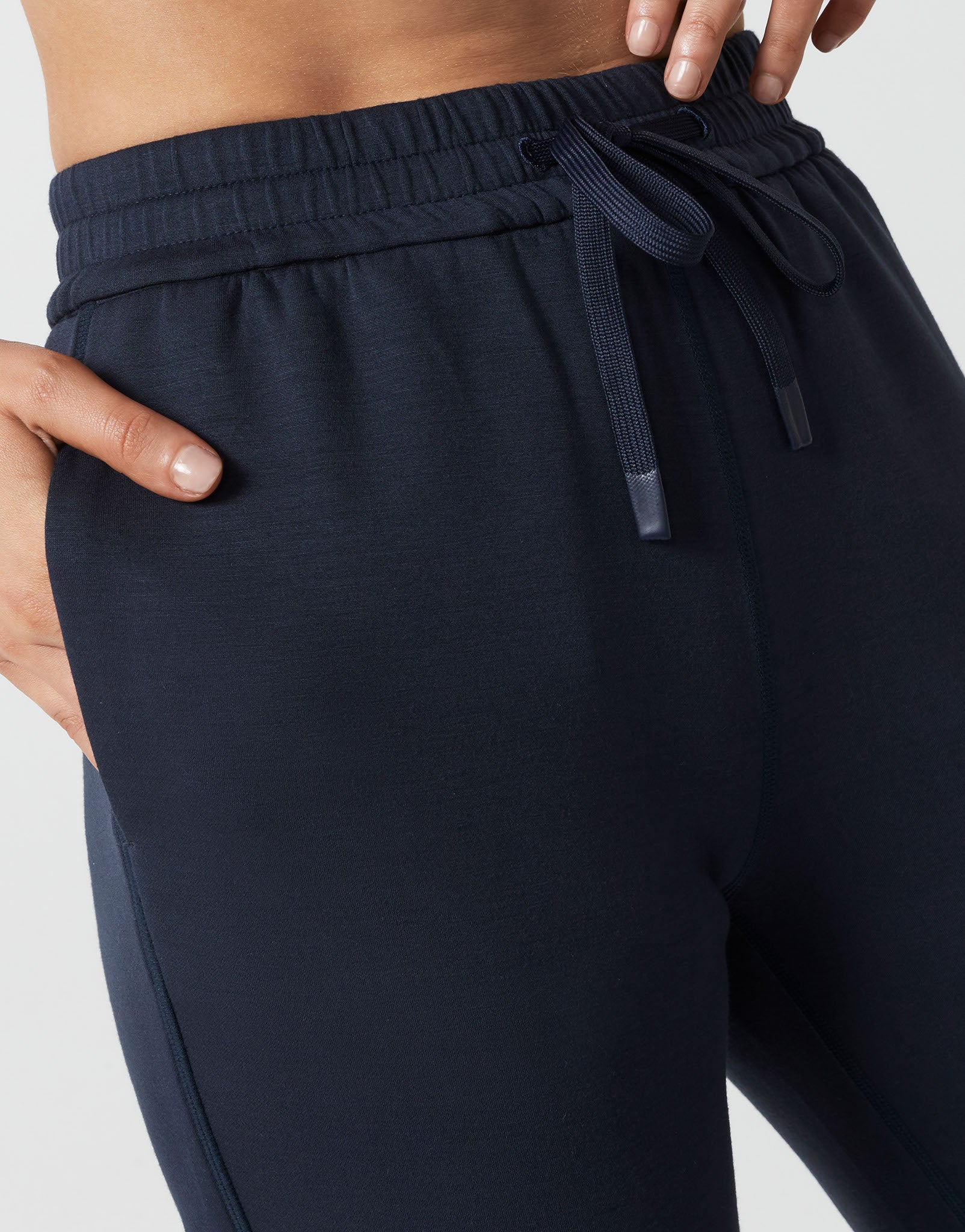 Lilybod_AIMIE_Relaxed_Fit_Jogger_Navy_LL85W_NB_05.jpeg