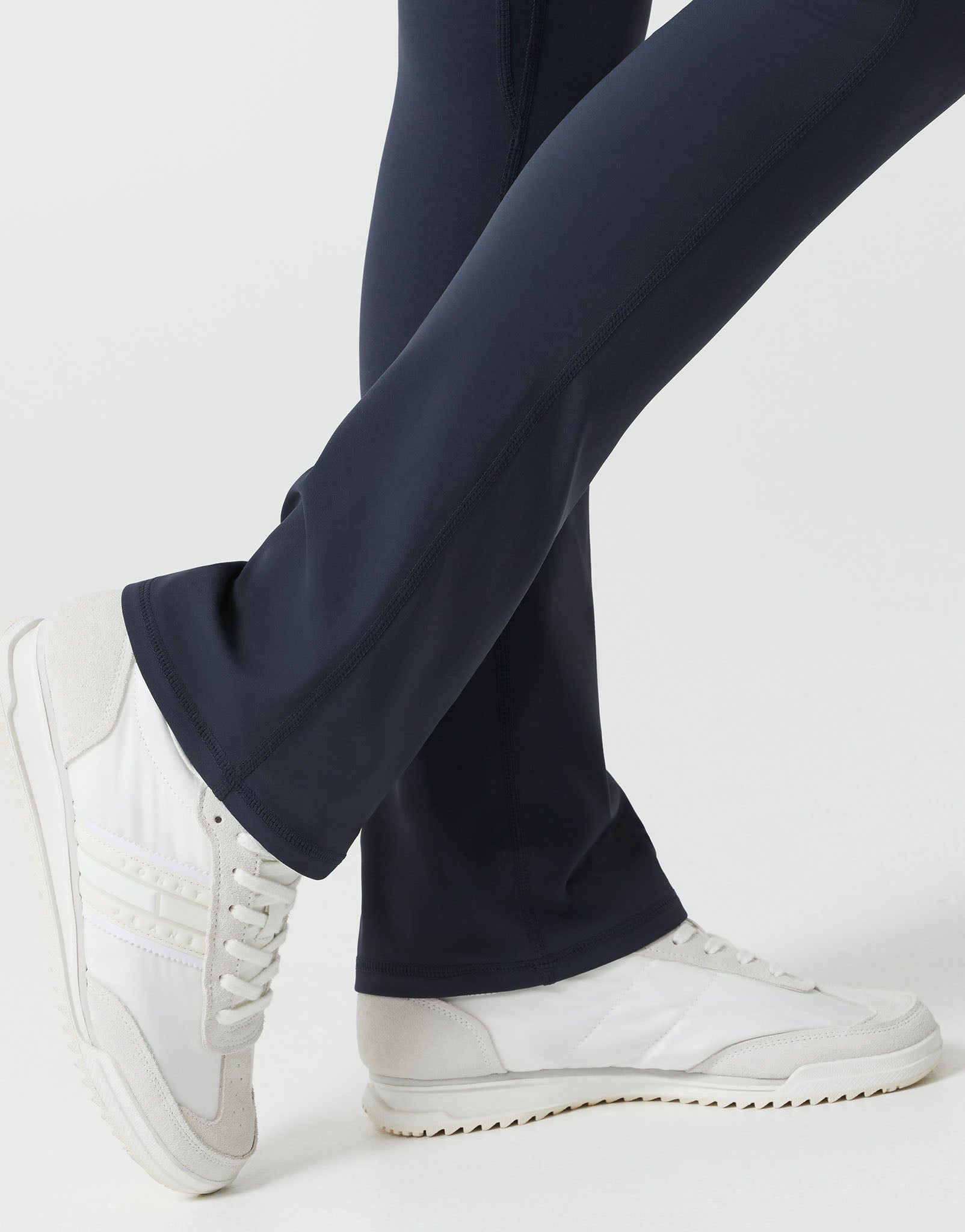 Lilybod_HARLOW_Cloud_Core_Bootleg_Legging_Navy_SL_196_NB_13.jpeg