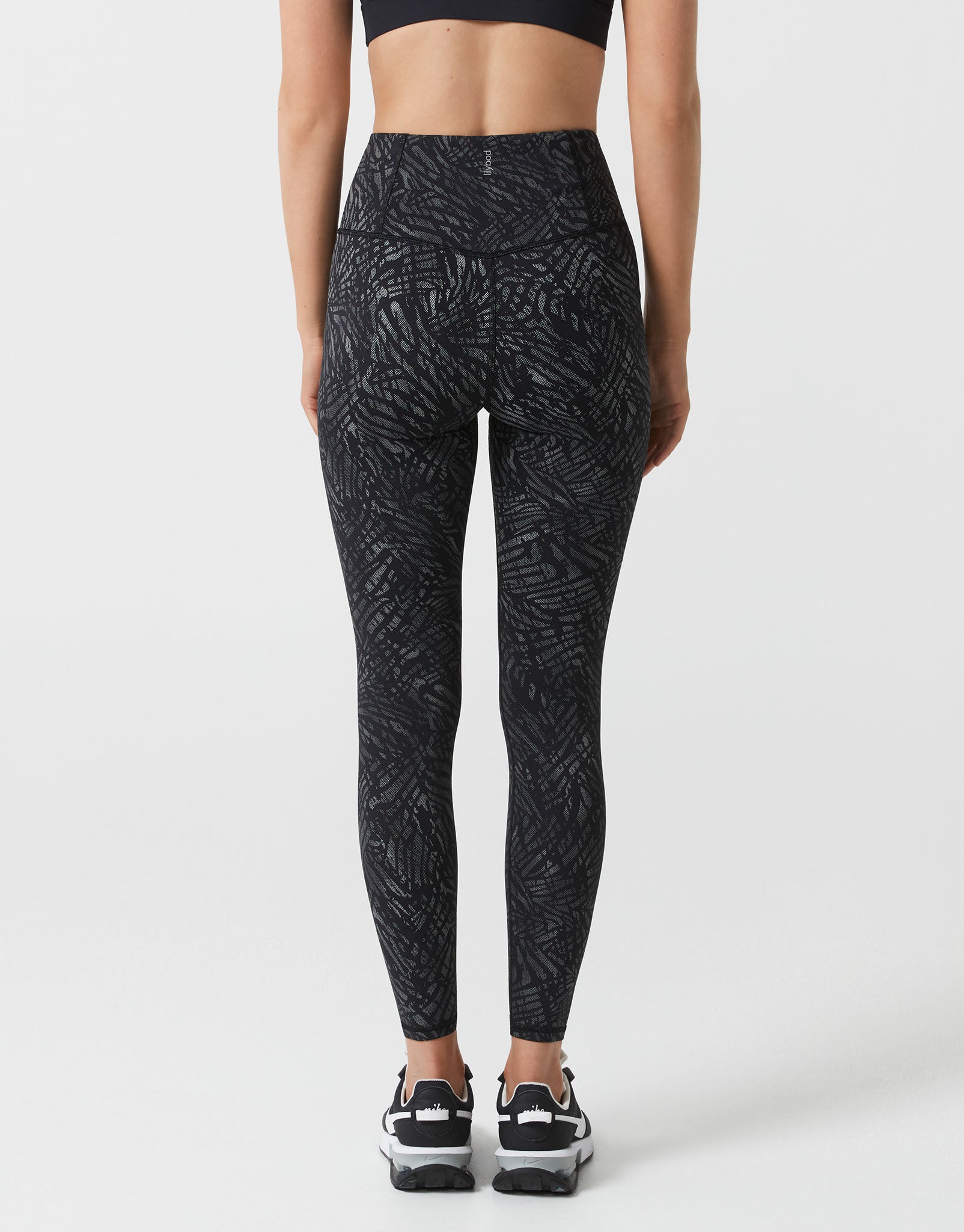 Lilybod_SAVANA_Reflective_Print_Legging_Leopard_Print_Black_LL196_BLP_04.jpeg