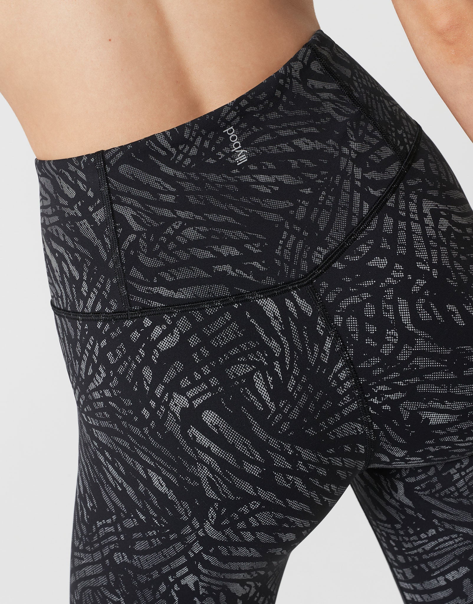 Lilybod_SAVANA_Reflective_Print_Legging_Leopard_Print_Black_LL196_BLP_05.jpeg