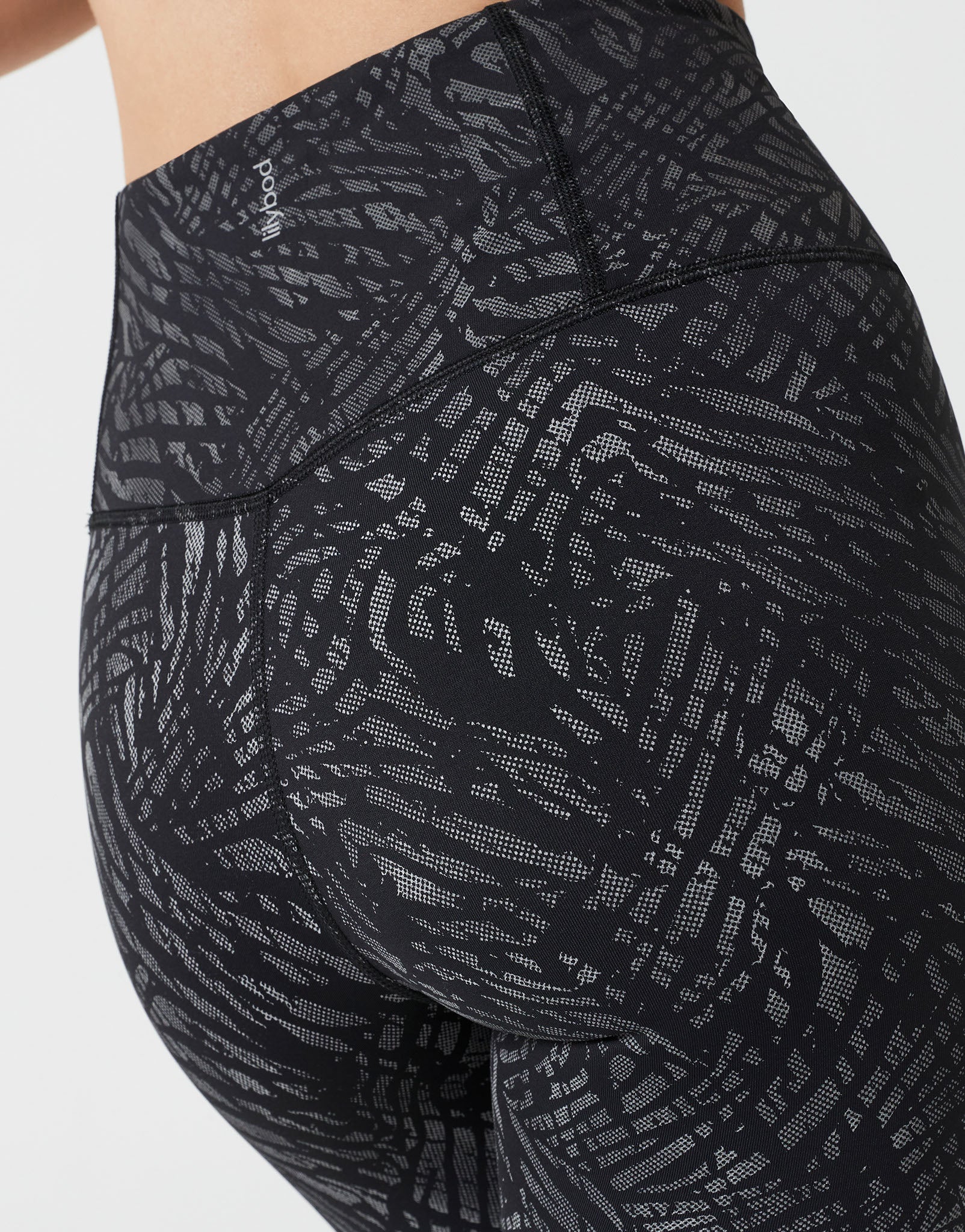 Lilybod_SAVANA_Reflective_Print_Legging_Leopard_Print_Black_LL196_BLP_06.jpeg